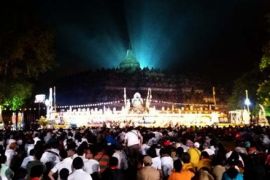 Umat Buddha Meditasi Detik Waisak di Candi Borobudur