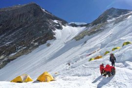 Kemlu RI terus pantau situasi badai salju di Pegunungan Everest