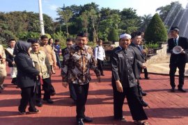 Warga 23 Negara Kelilingi Taman-Taman Purwakarta