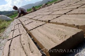 Kerajinan Bata Merah di lahan Produktif