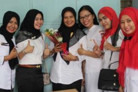 Ketua IBI Dapat Seikat Bunga Mawar