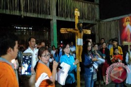 Salib IYD masuk Paroki Bunda Hati Kudus Yesus Rumengkor