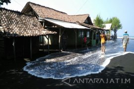Banjir Rob Rendam Rumah Warga di Pesisir Pantai Watu Pecak Lumajang