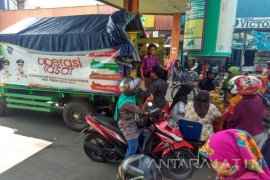 Operasi Pasar di Bojonegoro Diserbu Pembeli