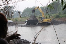 Aktivis Lingkungan Tantang Polisi Berantas Penambang Pasir Liar (Video)