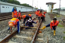Daop Surabaya Perbaiki Rel Kawasan Lamongan Pascatabrakan Avanza Dengan KA Argo Anggrek