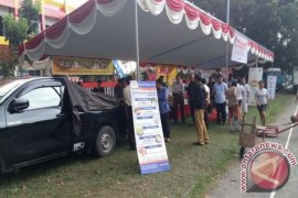 Warga Serbu Beras Bulog Dalam Pasar Murah