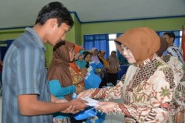 PKK Madiun Beri Bantuan Sembako Warga Miskin