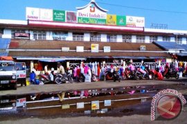 Sebagian Besar Toko Pakaian di Bukittinggi Tutup