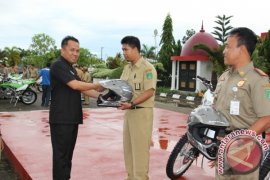 Wabup Tanbu Serahkan Bantuan Motor Ke SKPD