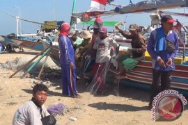 Gelombang Tinggi Ratusan Nelayan Tidak Melaut