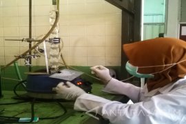 Mahasiswa Unair Buat Sekrup Tulang Anti Bakteri