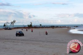 Pantai Pasir Padi Tempat Favorit "Ngabuburit"