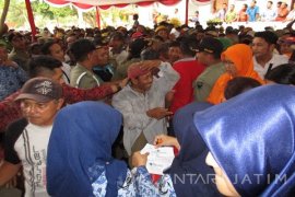Pembagian Paket Sembako Gratis di Kediri Diwarnai Desak-Desakan