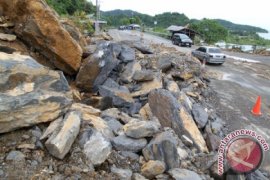 Badan jalan longgsor di Singkil