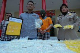 Polisi Surabaya Gagalkan Peredaran 75 Ribu Pil