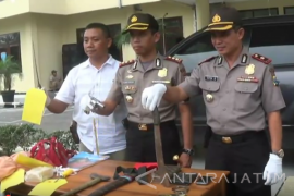  Polisi Blitar Tembak Seorang Perampok     