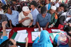 ANTRI RIBUAN PAKET SEMBAKO GRATIS