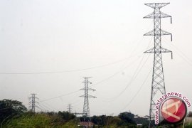 Kabel tegangan rendah dipasang perluas jaringan listrik Tanjabtim