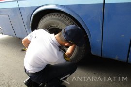  Petugas Periksa Kelaikan Kendaraan Jelang Lebaran      