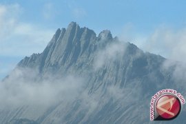 Daftar 10 gunung tertinggi di Indonesia: Carstensz Pyramid pertama
