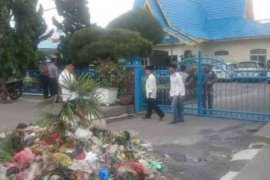 KAMMI Aksi Tumpahkan 1 Truk Sampah di Rumah Walikota Pekanbaru