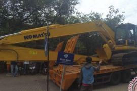 Disbun Inhil Gunakan Alat Berat Perbaiki Kebun Rakyat