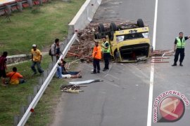 TRUK TERGULING DI TOL JORR Page 1 Small