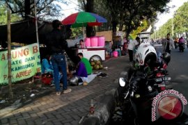 Pemudik Manfaatkan Warung Dadakan Bahu Jalan Pantura