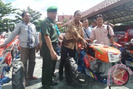 Pemkab Kobar Serahkan Bantuan Alsintan ke Kelompok Tani