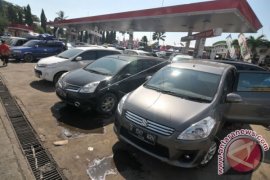 Pemudik Padati Pelabuhan Merak Selasa Malam