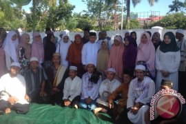 Penerima Paket Umroh Gubernur Kalteng Sujud Syukur 