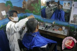 Tukang Pangkas Rambut di Muntok Dipadati Warga