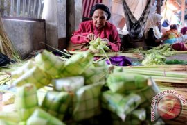 Pedagang ketupat di Ambon panen rezeki