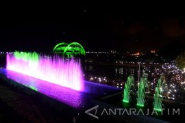 Risma : Air Mancur Menari di Jembatan Suroboyo Tidak Dibuka Saat Malam Tahun Baru
