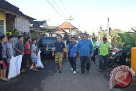 Bupati Suradnyana Janjikan Alat Pengangkut Sampah Desa Tua Buleleng