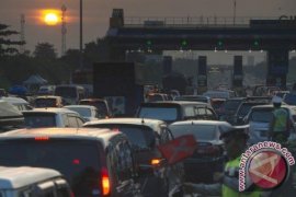 Volume kendaraan Tol Jakarta-Cikampek meleset dari perkiraan
