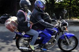 Pengendara Motor Berboncengan Lebih Dua Orang 