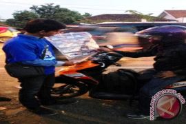 Petugas XL layani pelanggan terjebak macet di Pantura