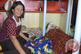 Diguncang badai penumpang melahirkan di kapal