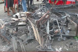 Pedagang Pasar Legi Blitar Punguti Sisa Barang