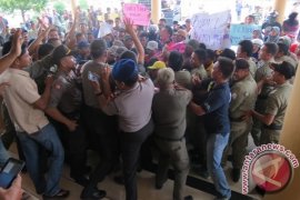 Ratusan warga demo di Aceh Singkil