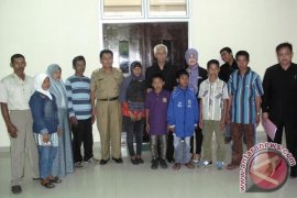 Wabup  lepas keberangkatan kembaran Yuyun ke Malang