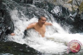 Menikmati "Pijat" Air Terjun Sungai Kembang  