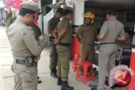 Satpol PP Bangka Barat Tertibkan Penjual Arak