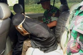 Istri Santoso Serahkan Diri