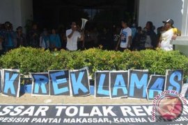 Ratusan nelayan unjukrasa di Kantor PTUN Makassar 