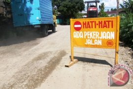 Pemkot Padangsidimpuan Perbaiki Jalan Rusak