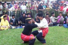 Rayakan Idul Fitri, Ratusan Pendekar Silat Bertuah Turun Gelanggang