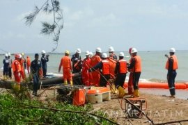 JOB Pertamina Jatim Gelar Simulasi Pembersihan Tumpahan Minyak Pantai